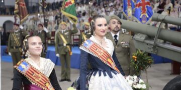 Homenaje de las Fuerzas Armadas y la Guardia Civil a las Fallas de Valencia
