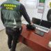 Un agente de la Guardia Civil inspecciona algunos de los objetos robados en colegios de Benissoda y Agullent