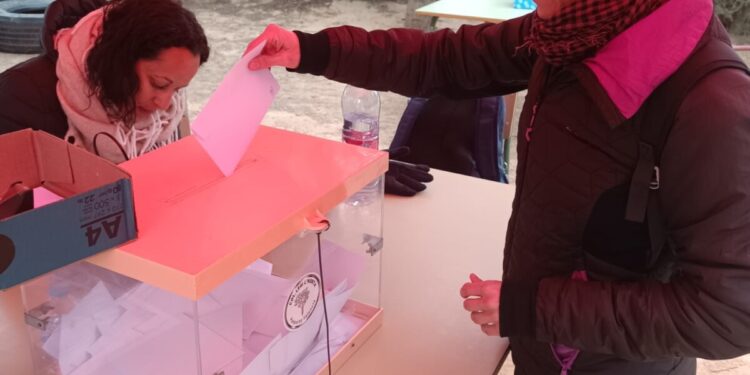 Votación de la Jornada Continua en un colegio de Paiporta