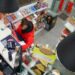 El atracador esgrime un cuchillo de grandes dimensiones para amedrentar al empleado de la gasolinera de Beniparrell