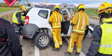 Choque frontal entre un coche y un autobús en Almoradí