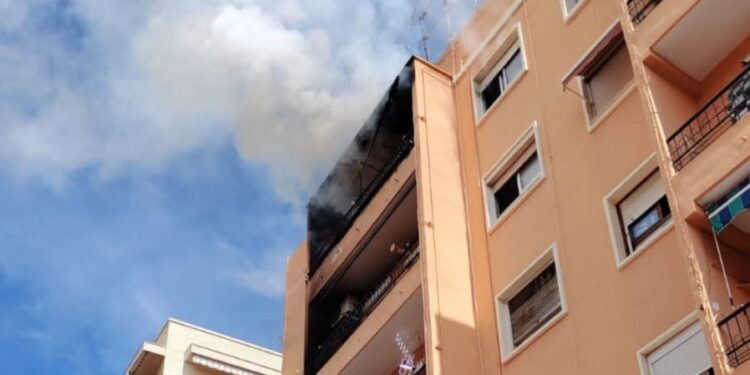 Incendio de una vivienda en un quinto piso en Paterna