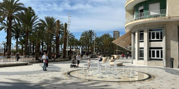 Plaza peatonal entre la rambla y la explanada de Alicante