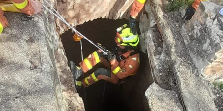 Rescate de dos personas caídas a un pozo en Corbera