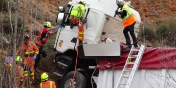 Rescate de un conductor atrapado en la cabina de un camión en Castielfabib
