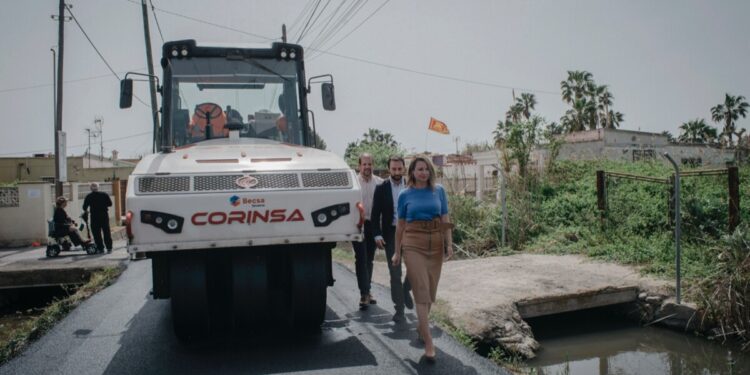 Carrasco visita los trabajos de asfaltado en la Marjalería