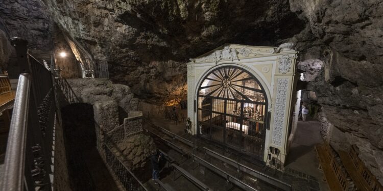 Santuario de Cueva Santa en Altura