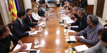 Reunión de Carlos Mazón y Elisa Núñez con los representantes de los bomberos forestales