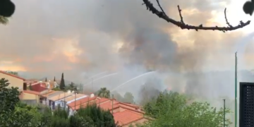 Los cañones de agua del Guardian haciendo frente al incendio