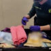 Agente de la Guardia Civil inspeccionando una maleta en el Aeropuerto de Manises