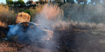 Incendio de vegetación provocado por el accidente de un coche en el barranco de Torrent