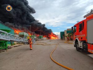 Incendio en una planta de reciclaje de San Antonio de Requena
