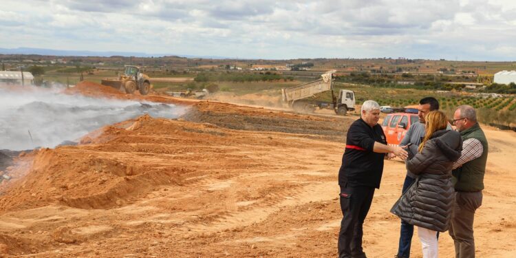 Vicent Mompó, presidente de la Diputació de València, y Rocío Cortés, alcaldesa de Requena, visitan los trabajos de extinción en la planta de reciclaje de San Antonio