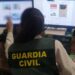 agente de la Guardia Civil investigando