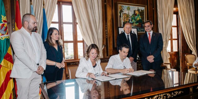 Begoña Carrasco y Haralabos Voulgaris firman la cesión de Castalia al CD Castellón por 50 años
