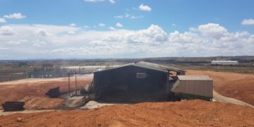 Bomberos actuando en el incendio de la planta de reciclaje de San Antonio de Requena