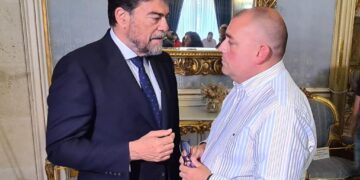 El alcalde de Alicante, Luis Barcala, y el pregonero 2204 de Hogueras, Sergio Gómez