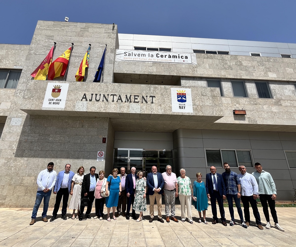 Los matrimonios homenajeados posan junto al alcalde, Vicente Pallarés, y miembros de la corporación municipal.