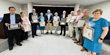 Los matrimonios homenajeados posan junto al alcalde, Vicente Pallarés.