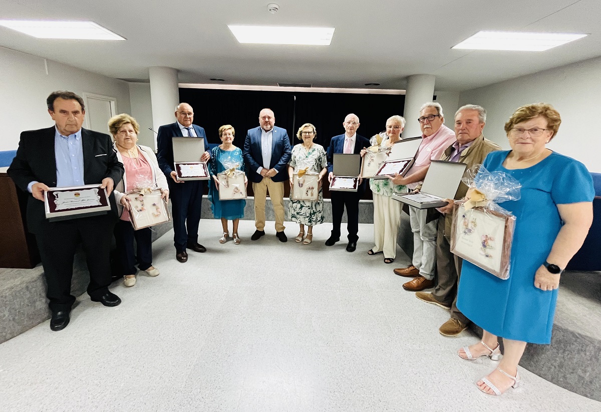 Los matrimonios homenajeados posan junto al alcalde, Vicente Pallarés.