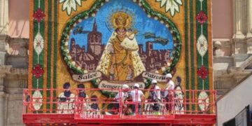 Últimos retoques al tapiz de la Virgen de los Desamparados