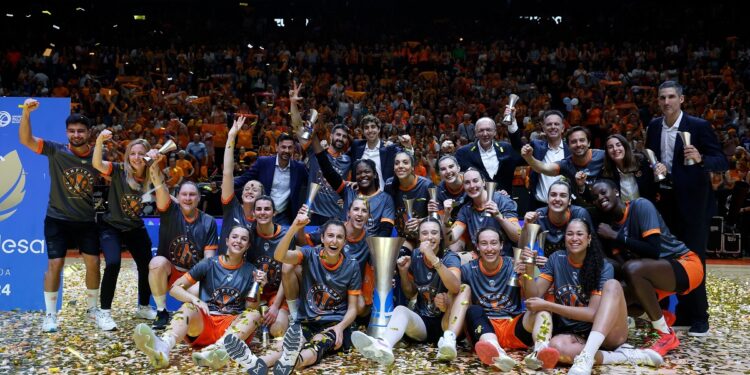 Las jugadoras del Valencia Basket con el triplete