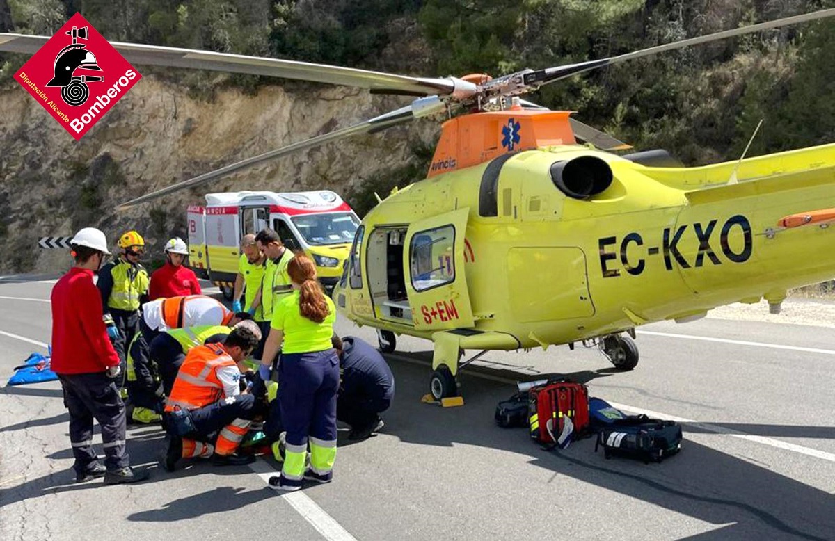 Rescate del conductor de un furgón caído 20 metros en Sella