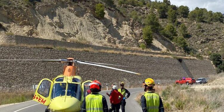 Rescate del conductor de un furgón caído 20 metros en Sella