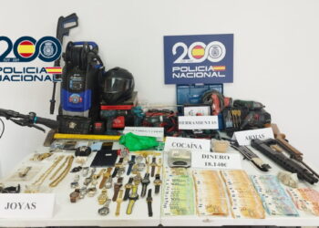 Objetos, dinero y droga aprehendidos en el registro domiciliario