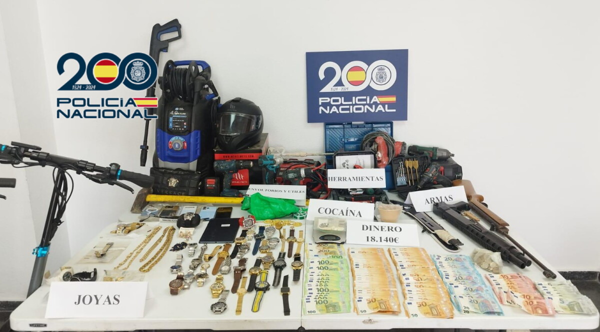 Objetos, dinero y droga aprehendidos en el registro domiciliario