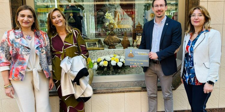 Escaparate ganador del concurso por el centenario de la Virgen del Lledó