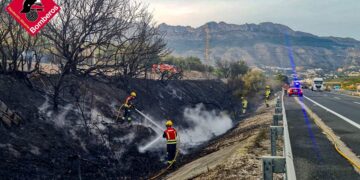 Incendio de vegetación junto a la AP-7 en Altea