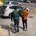 Agente de la Guardia Civil conduciendo a un detenido