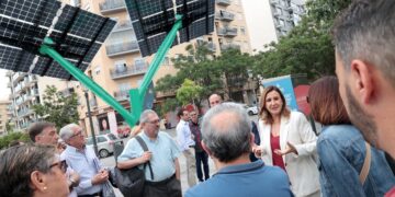 María José Catalá inaugura cuatro árboles fotovoltaicos