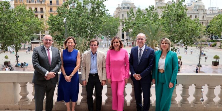 Los alcaldes de Madrid, Málaga, Zaragoza y Valladolidad, recibidos por María José Catalá en Valencia