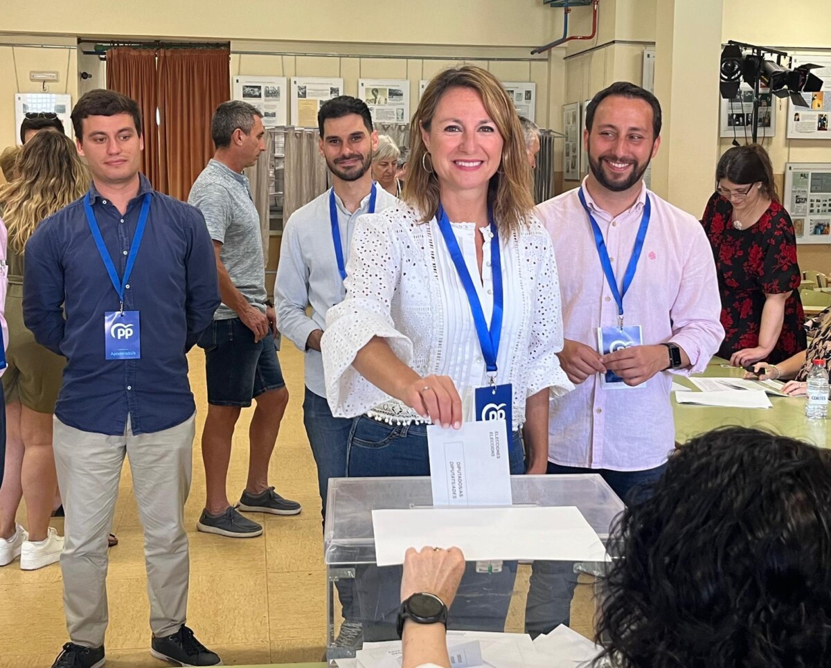 Begoña Carrasco ejerce su derecho al voto en el IES Vicent Sos Baynat de Castellón