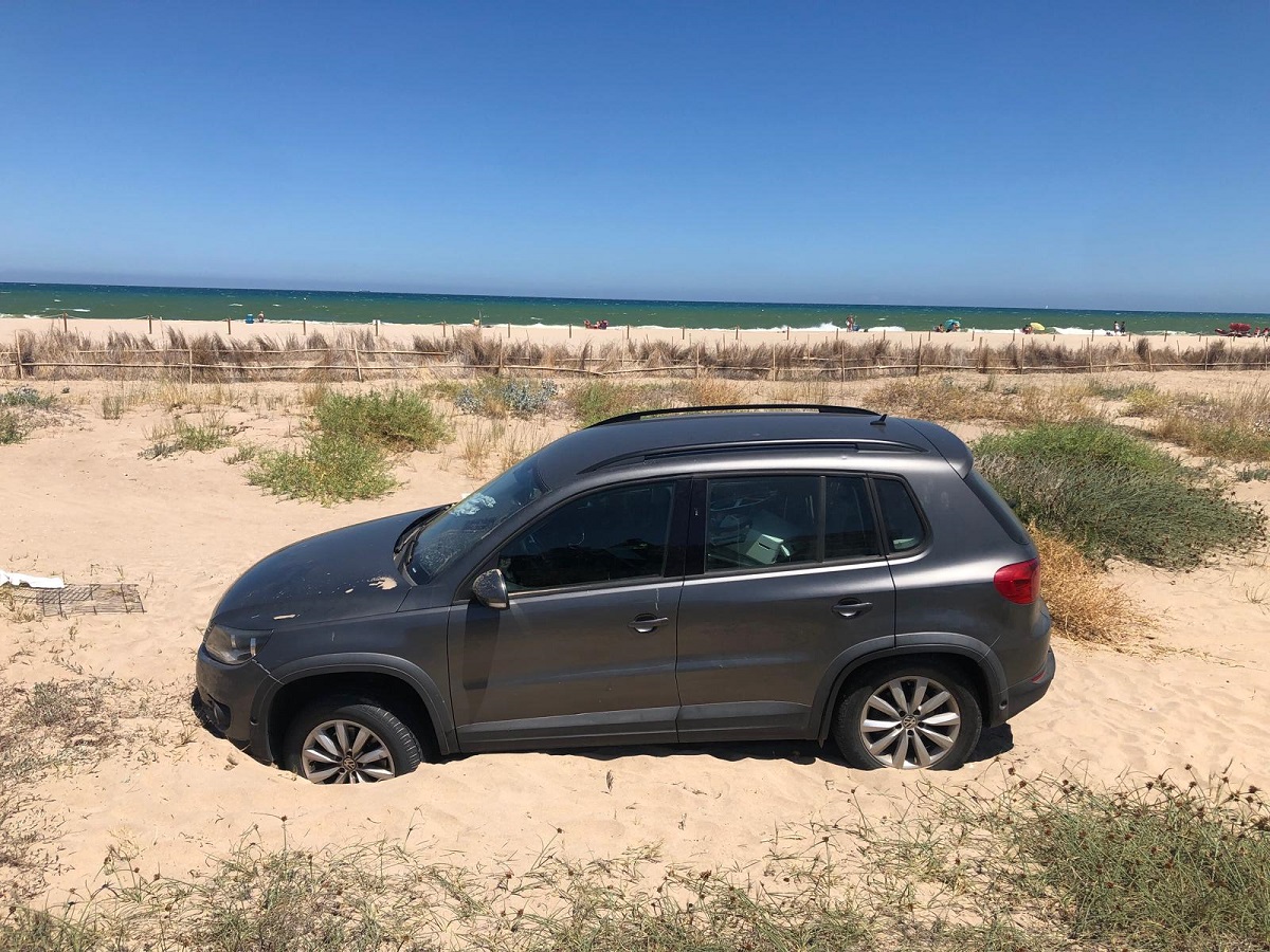 El coche de los presuntos ladrones, atascado en la arena