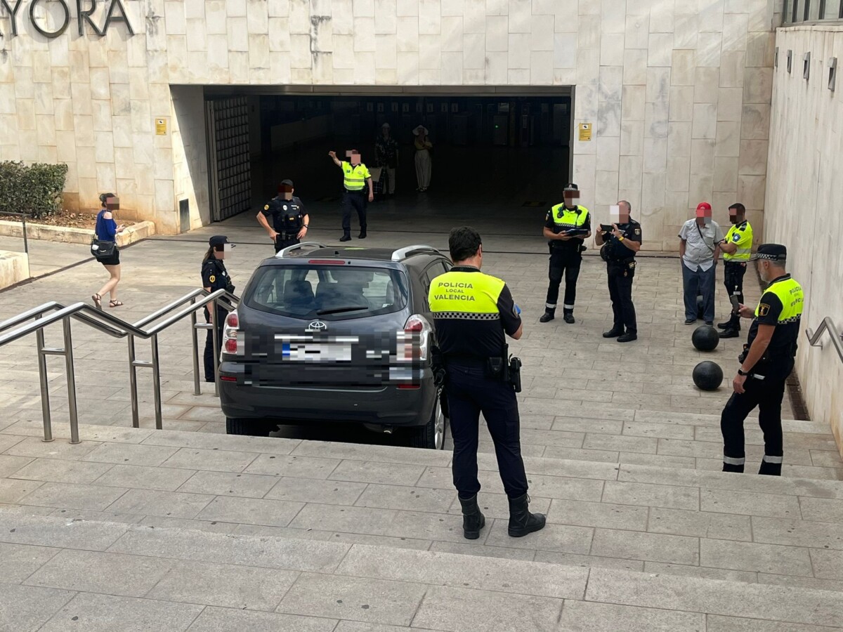Coche atrapado metro Ayora