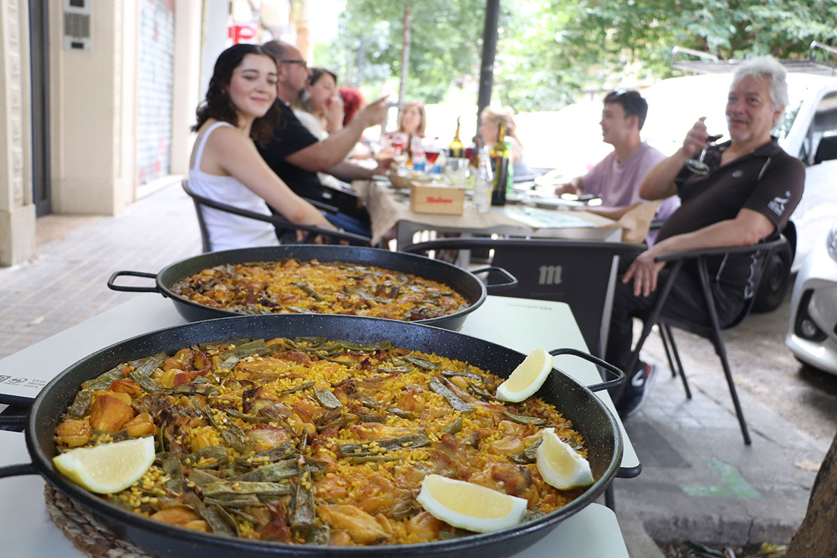 Guionista emergentes comen una paella a las puertas del restaurante Nevada