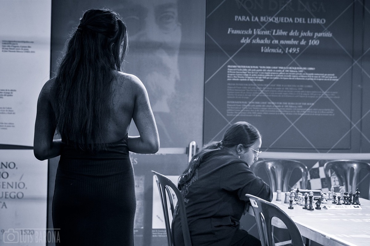 Simultánea de Mónica Calzetta en La Dama del Ajedrez de Valencia