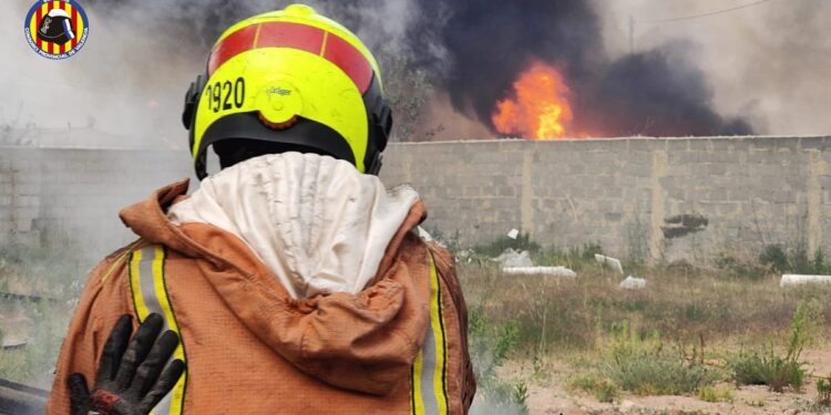 Incendio de vegetación en Aldaia
