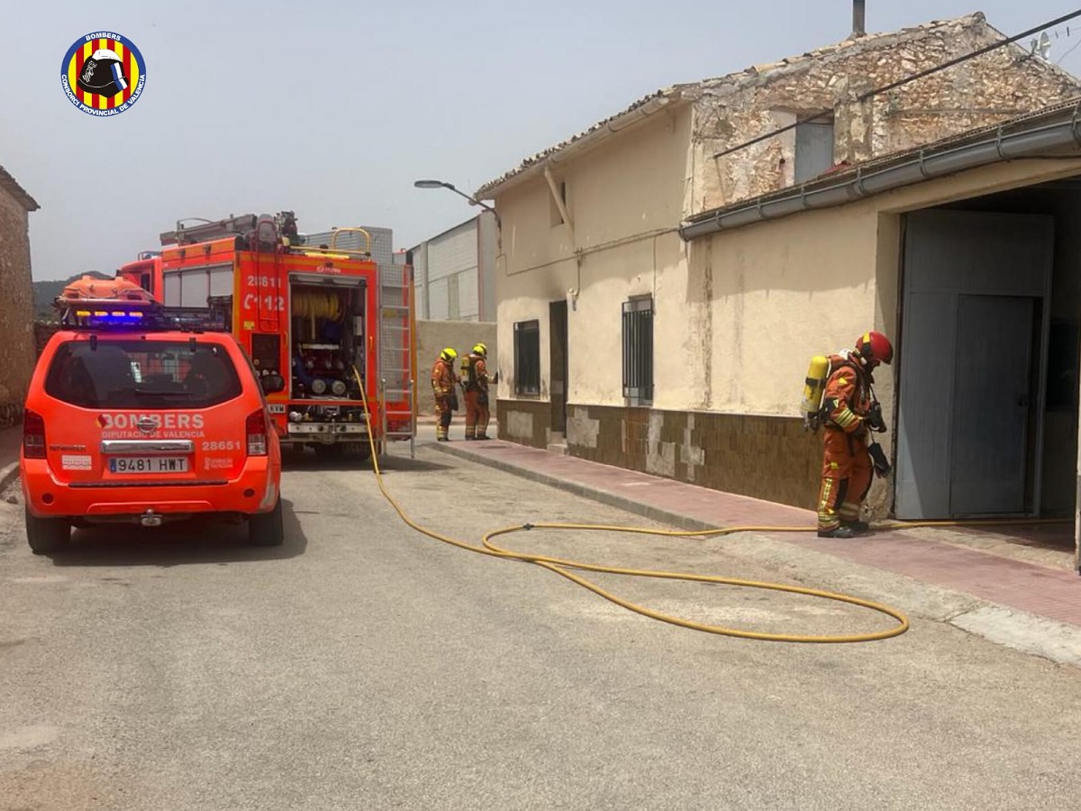 Incendio de una vivienda en Las Casas de Utiel