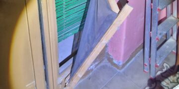 Ventana forzada por los sospechosos para robar en una vivienda de Russafa
