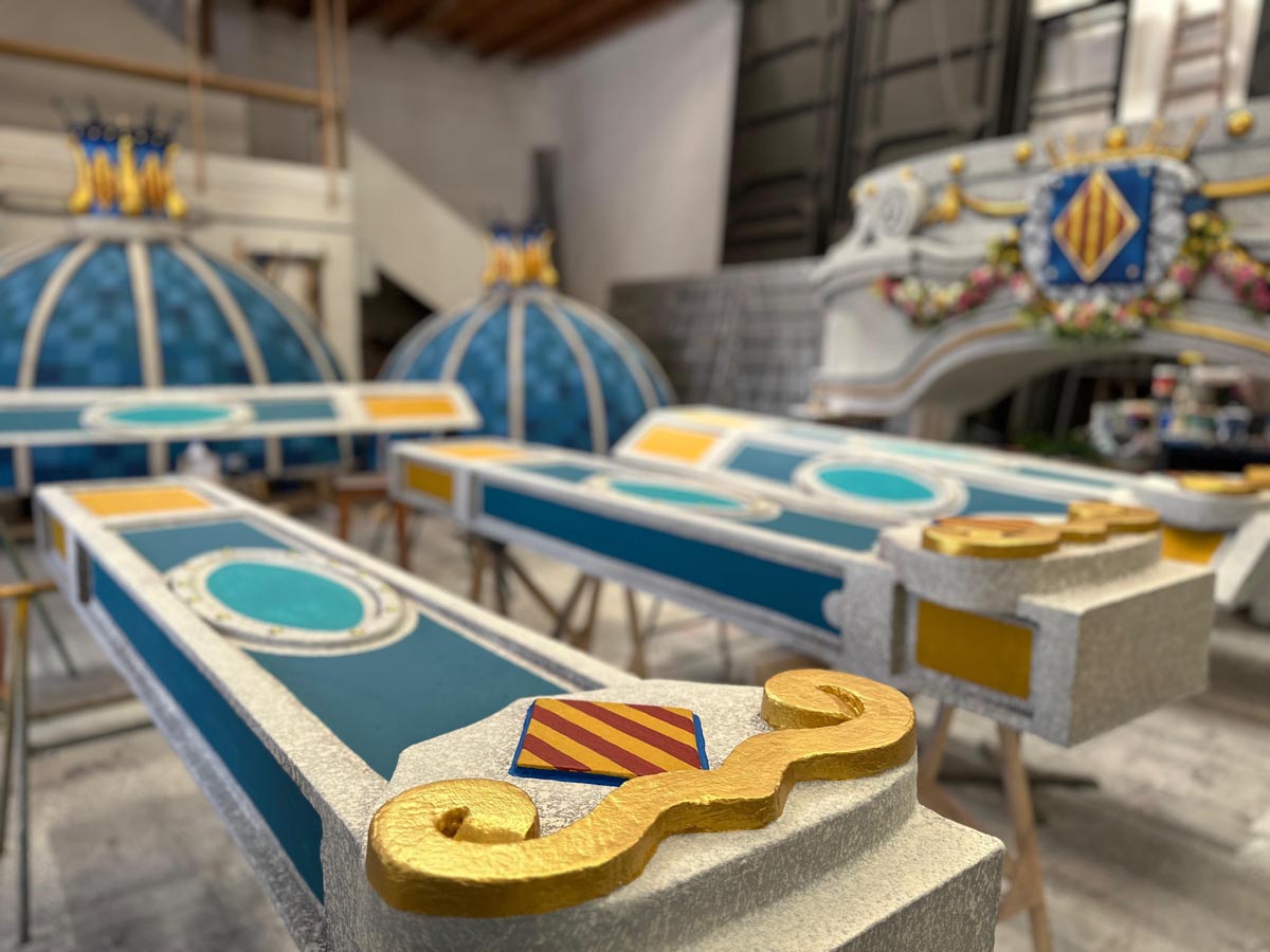 Piezas que evocan el Pabellón Municipal de 1926 para la tribuna de la Batalla de Flores