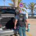 Un agente inspeccionando el maletero de un coche