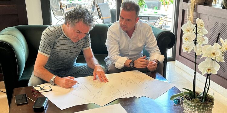 Antonio Camaró firma la litografía ante Pedro Adalid