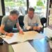 Antonio Camaró firma la litografía ante Pedro Adalid