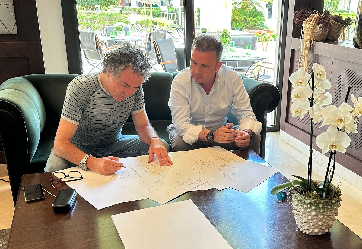 Antonio Camaró firma la litografía ante Pedro Adalid