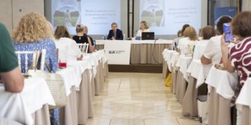 Luz Gabás en su intervención en la última jornada de la Universitat d'Estiu de la UJI