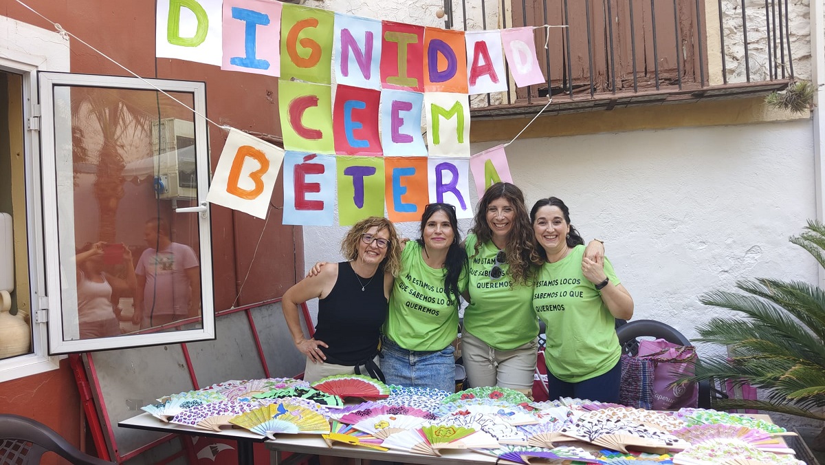 Venta de abanicos pintados por los usuarios del CEEM de Bétera